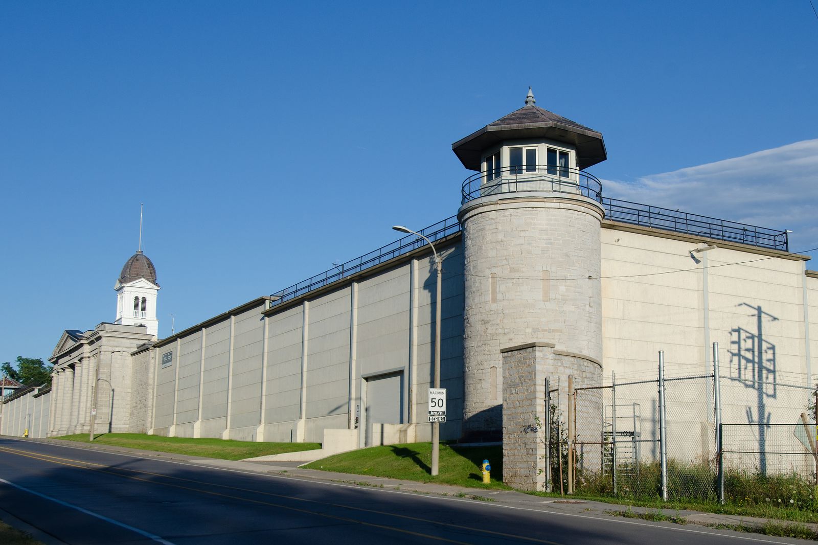 Reacher is imprisoned scene in Reacher 